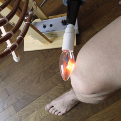 Application de l'ampoule sur le genou